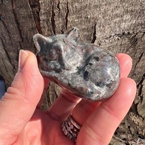 Yooperlite (2) sleeping cat carving |  crystal